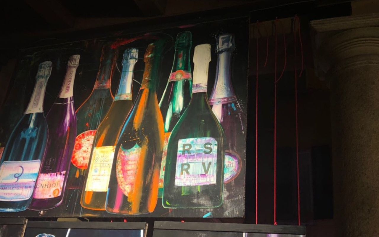 Al Fuorisalone lo Champagne diventa protagonista. Tra pop art e underground contemporaneo, racconta non solo l’affascinante mondo dello Champagne ma anche l’altra faccia della festa grazie alle frasi di “Alice in Wonderland” di Carroll a rappresentare il al fuori salone win land