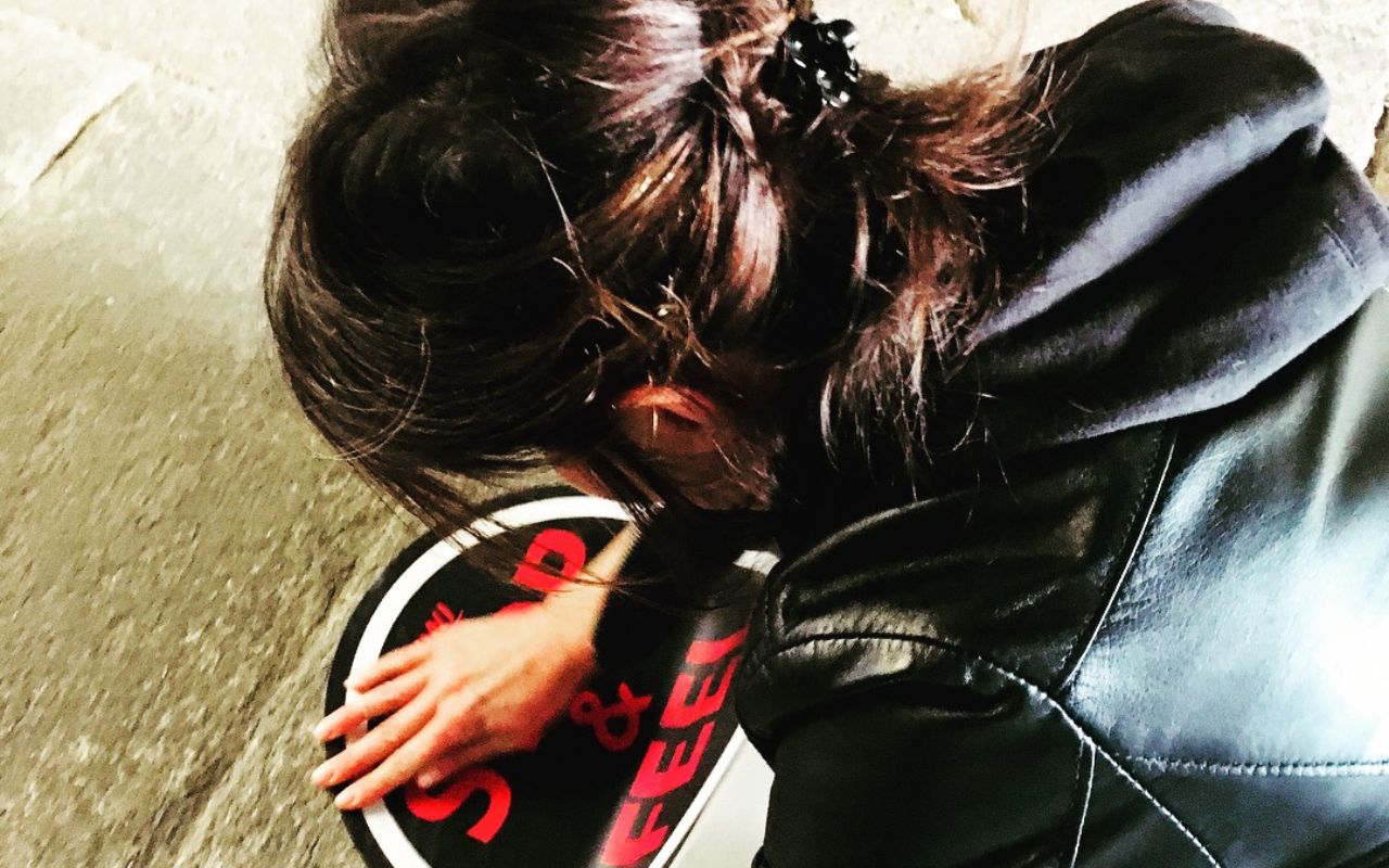 Al Fuorisalone lo Champagne diventa protagonista. Tra pop art e underground contemporaneo, racconta non solo l’affascinante mondo dello Champagne ma anche l’altra faccia della festa grazie alle frasi di “Alice in Wonderland” di Carroll a rappresentare il al fuori salone win land