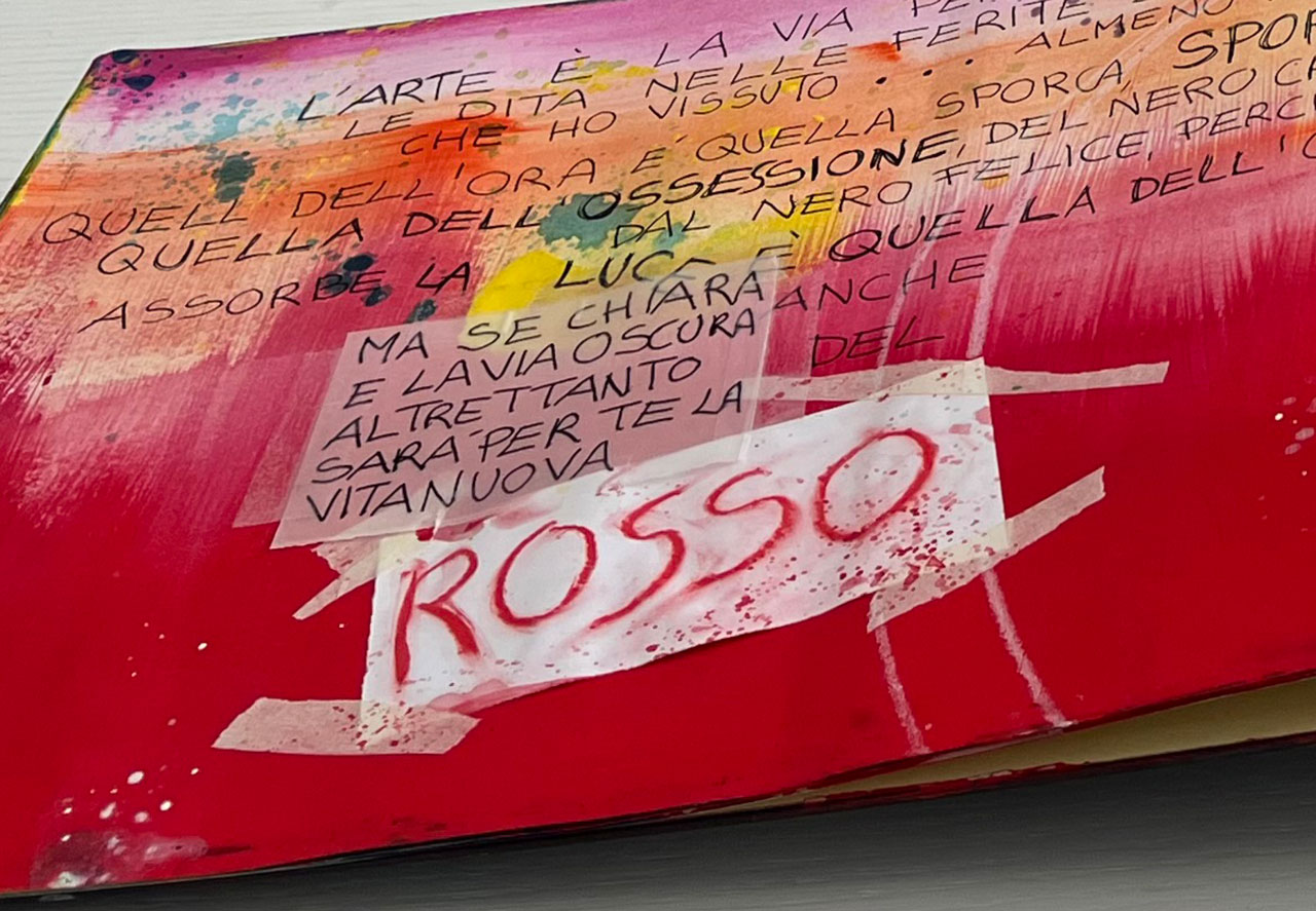 “Malfada – Soli Deo Gloria” è un’opera d’arte fortemente autobiografica, è il racconto di due bimbe poi due donne: la nonna dell’artista, una donna forte che ha vissuto le guerre, la povertà e la gioia del poco, Nini donna in ricerca nelle guerre e pac malfada - soli deo gloria