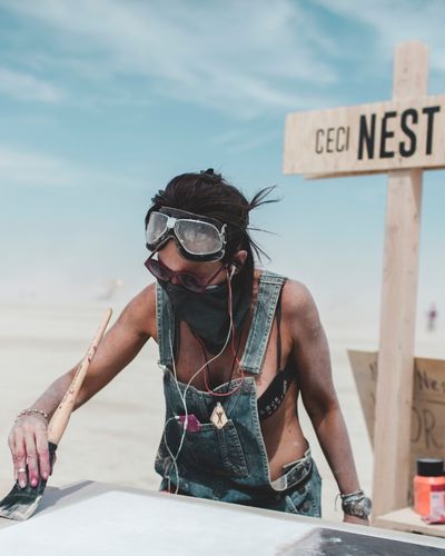 L’installazione”ceciNestPAS - Mowgli Syndrome” è stata costruita in occasione del Festival Artisitco Burning Man 2014, nel deserto del Nevada, consiste in un grande nido in legno dal diametro di 9 metri
dove all’interno sono state posizionate, sopra grand burning man - mowgli syndrome installazione